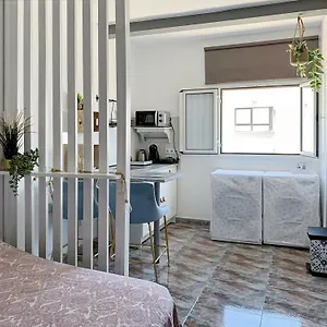 Privadas Cerca De La Playa Y Aeropuerto En Casa Compartida Con Otros Huespedes , Playa Honda (Lanzarote) Spagna
